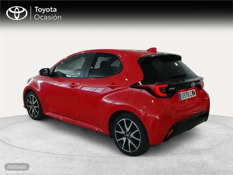 Usado Toyota Yaris Hybrid Style 116 CV (85 kW) 2022 Rojo Berlina