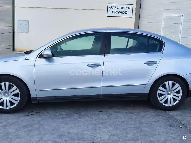 Usado VW Passat Highline 140 CV (102 kW) 2007 Gris / plata Berlina