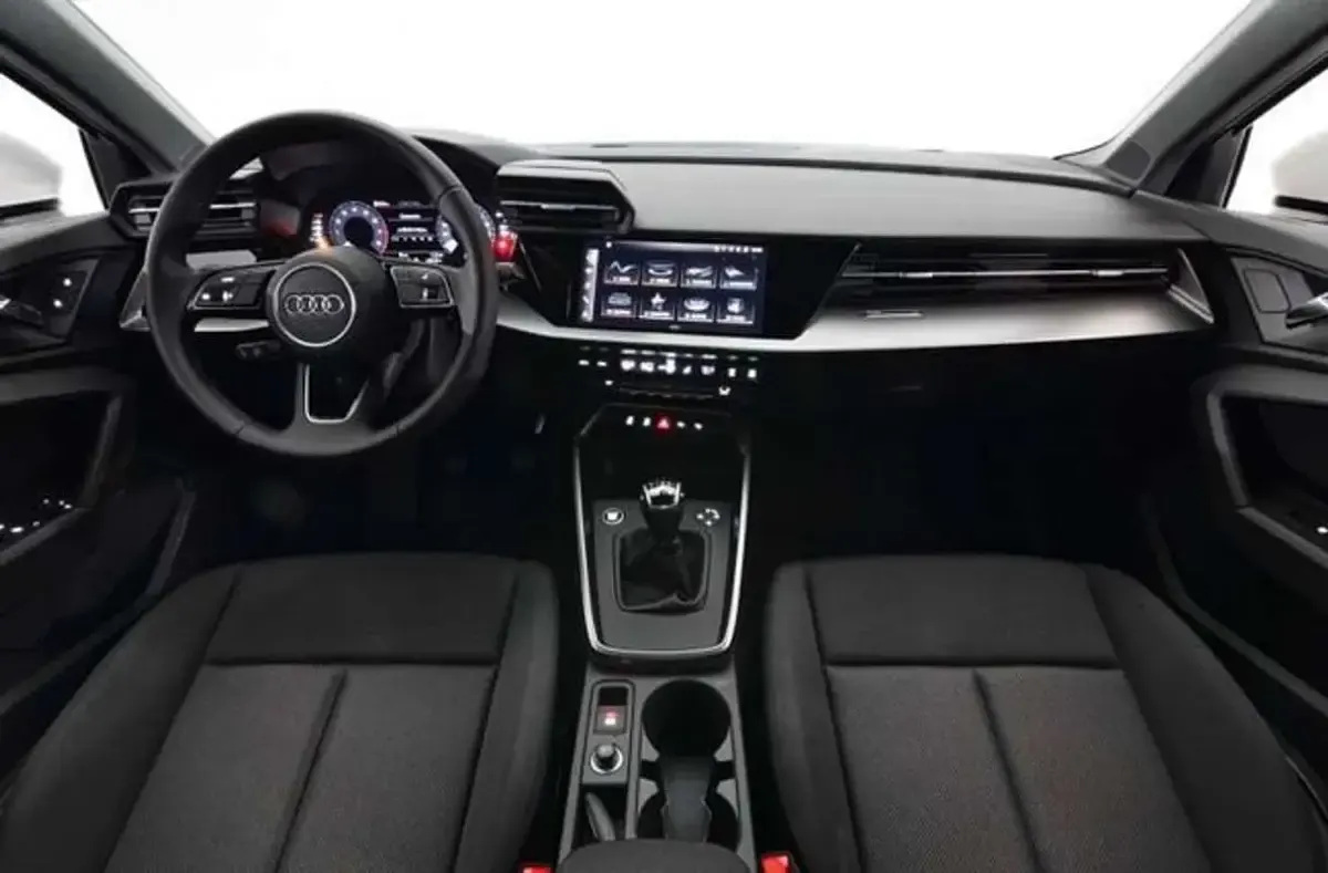 Usado Audi A3 110 CV (80 kW) 2023 Azul Berlina