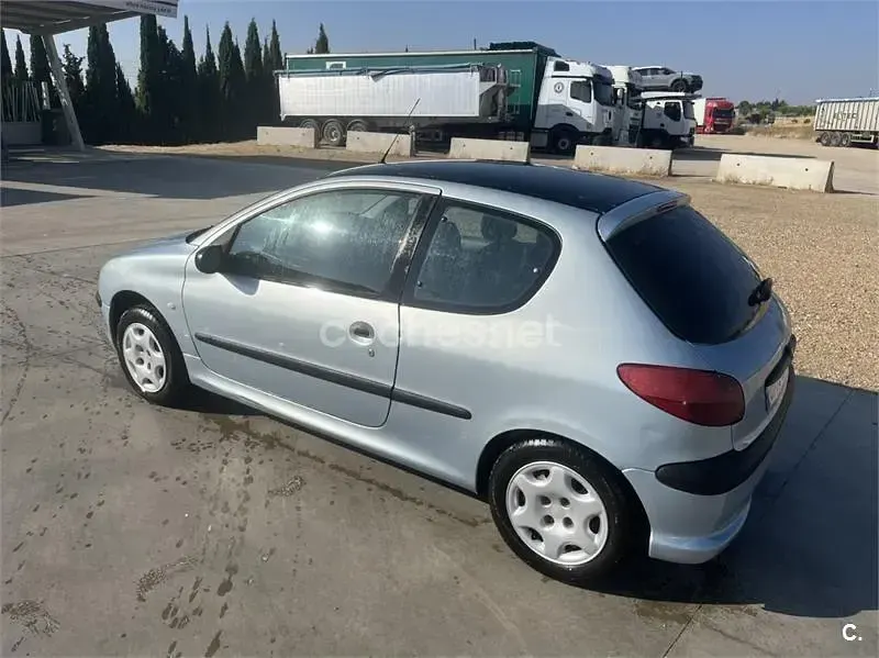 Usado Peugeot 206 70 CV (51 kW) 2005 Gris / plata Berlina