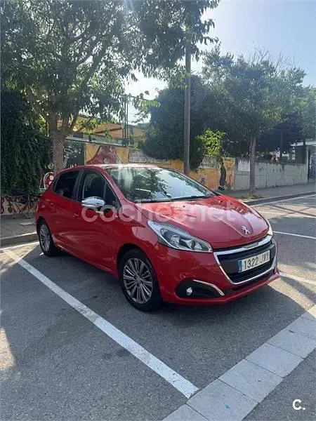 Usado Peugeot 208 Style 110 CV (80 kW) 2017 Naranja Utilitario