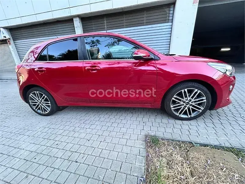 Usado Kia Rio 100 CV (73 kW) 2018 Rojo Berlina