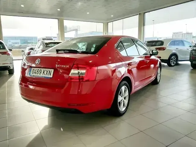 Usado Skoda Octavia 115 CV (84 kW) 2019 Rojo Berlina