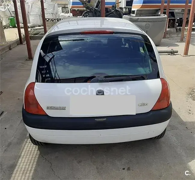 Usado Renault Clio II 80 CV (58 kW) 2001 Blanco Berlina