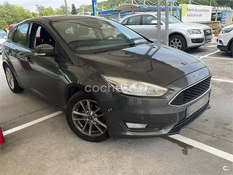 Usado Ford Focus Trend 95 CV (69 kW) 2015 Gris / plata Berlina