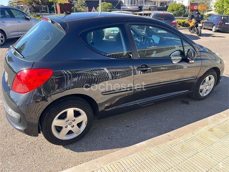 Usado Peugeot 207 90 CV (66 kW) 2006 Negro Berlina