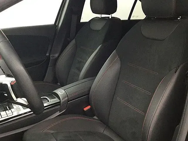 Usado Mercedes A200 150 CV (110 kW) 2025 Negro cosmos Berlina
