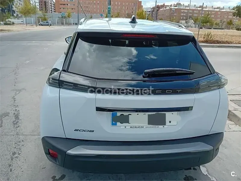 Usado Peugeot 2008 Allure 100 CV (73 kW) 2024 Blanco SUV