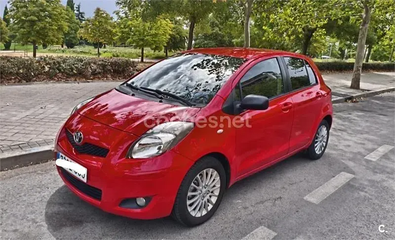 Usado Toyota Yaris 101 CV (74 kW) 2009 Rojo Utilitario