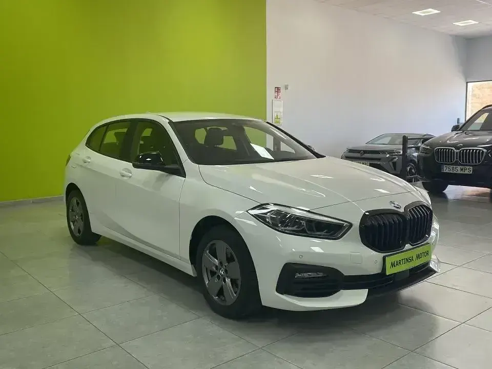 Usado BMW 118 Sport Line 136 CV (100 kW) 2022 Blanco Utilitario