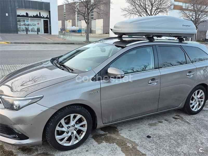 Usado Toyota Auris Hybrid Active 136 CV (100 kW) 2015 Gris / plata Familiar