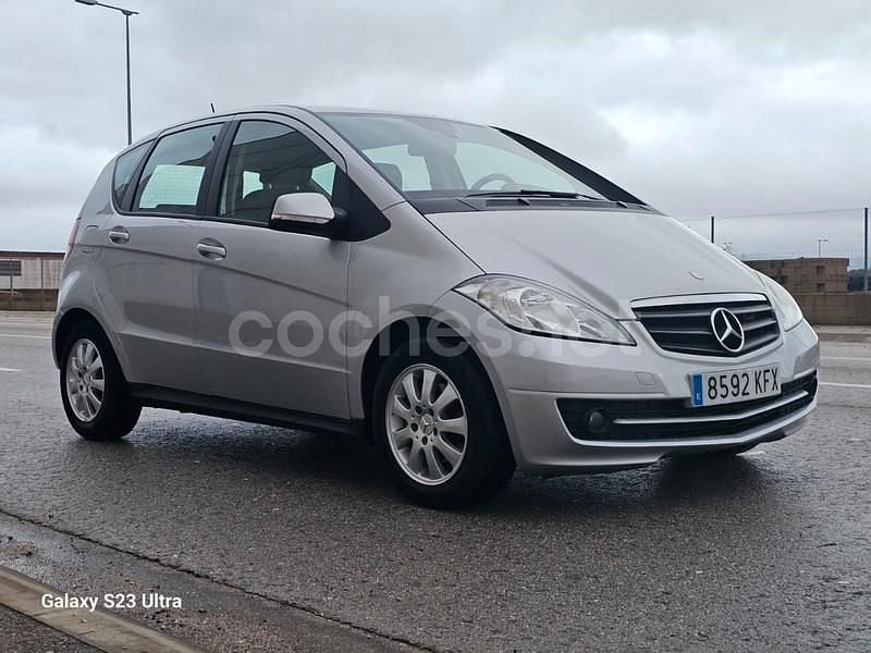 Usado Mercedes A180 Elegance 109 CV (80 kW) 2009 Gris / plata Monovolumen