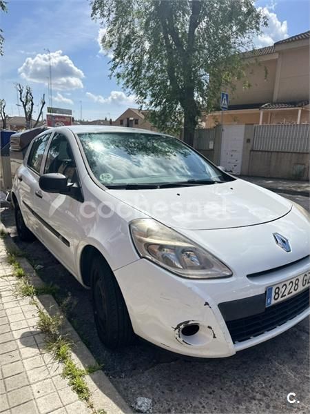 Blanco Usado 2010 Renault Clio II Expression Berlina | 2399 € (Buen precio) - Imagen 1/4