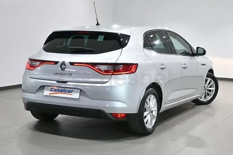 Usado Renault Mégane IV 100 CV (73 kW) 2018 Gris / plata Berlina