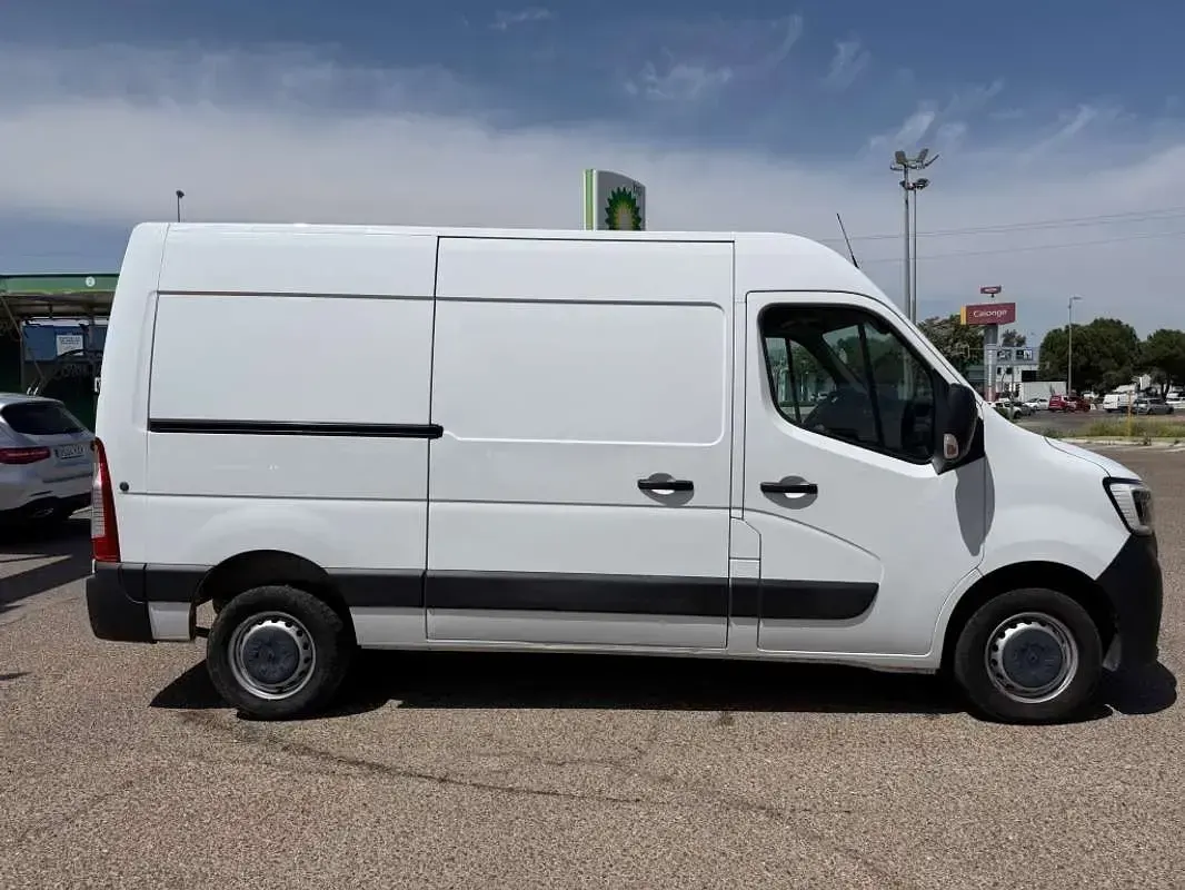 Usado Renault Master 135 CV (99 kW) 2022 Blanco Monovolumen
