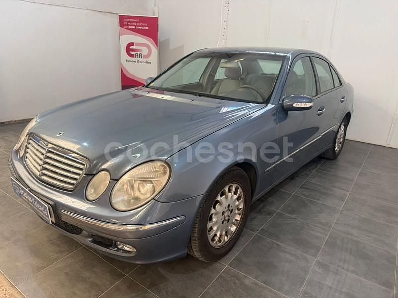 Usado Mercedes E220 Avantgarde 150 CV (110 kW) 2004 Gris / plata Berlina
