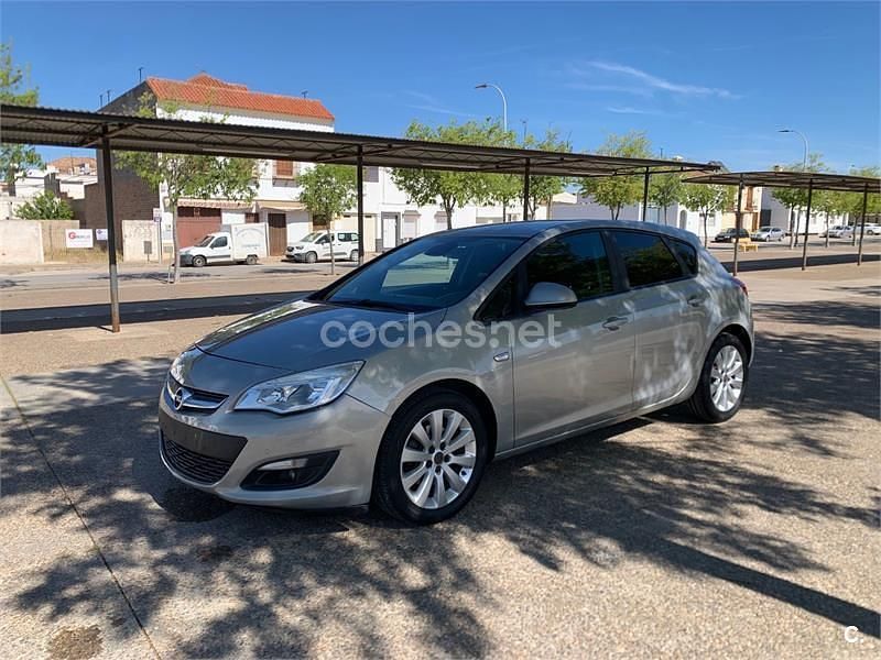 Usado Opel Astra Enjoy 110 HP (80 kW) 2011 Cinzento Sedan
