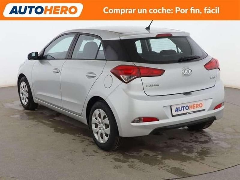 Usado Hyundai i20 84 CV (61 kW) 2015 Plateado Utilitario