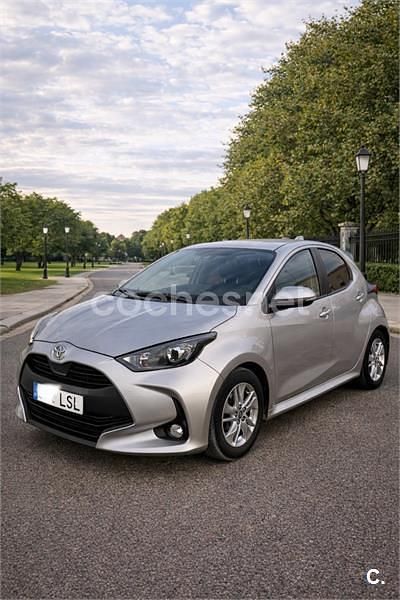 Usado Toyota Yaris 125 CV (91 kW) 2021 Gris / plata Utilitario