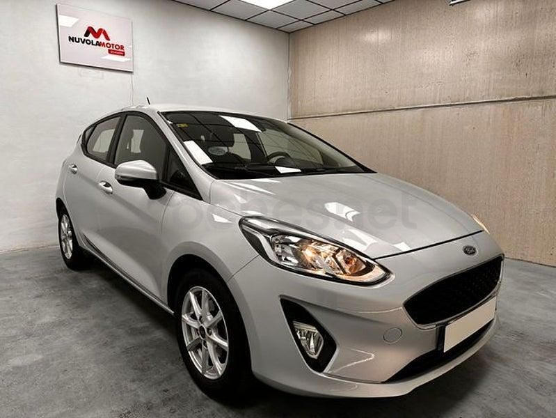 Usado Ford Fiesta Trend 85 CV (62 kW) 2018 Gris / plata Berlina