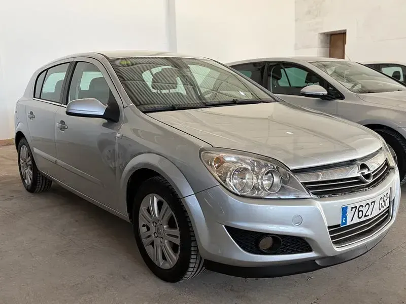 Usado Opel Astra Edition 110 CV (80 kW) 2009 Gris / plata Berlina