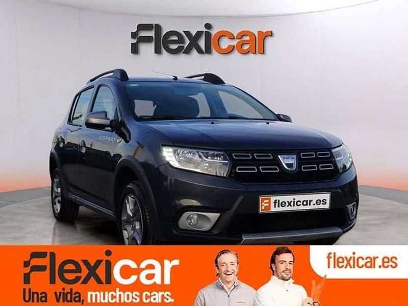 Usado Dacia Sandero Essentiel 90 CV (66 kW) 2018 Gris Utilitario