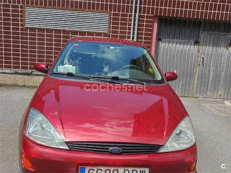 Usado Ford Focus Ghia 100 CV (73 kW) 2001 Rojo Berlina