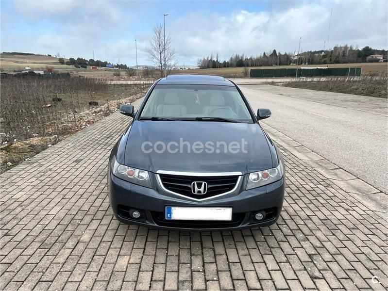 Usado Honda Accord Executive 140 CV (102 kW) 2005 Gris / plata Berlina