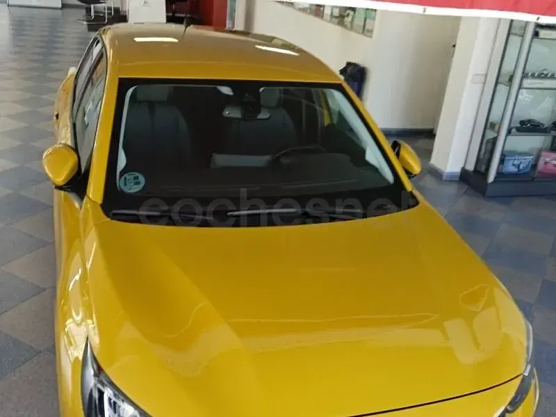 Usado Peugeot 208 Allure 100 CV (73 kW) 2020 Amarillo Utilitario
