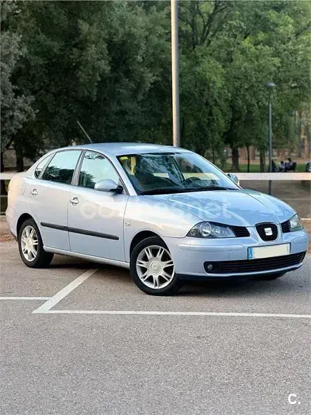 Usado Seat Cordoba Stella 100 CV (73 kW) 2004 Gris / plata Berlina