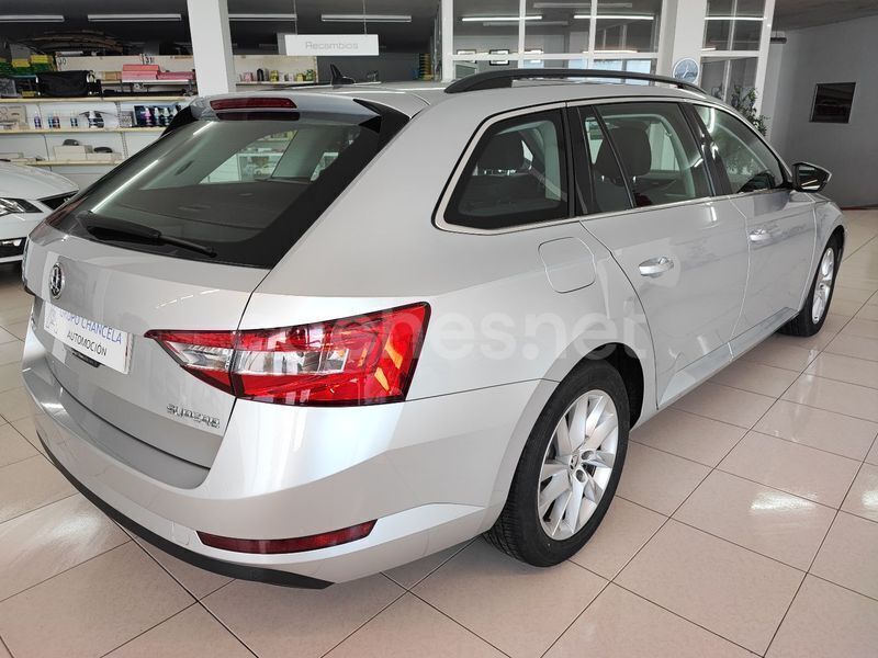 Usado Skoda Superb Ambition 150 CV (110 kW) 2019 Gris / plata Familiar