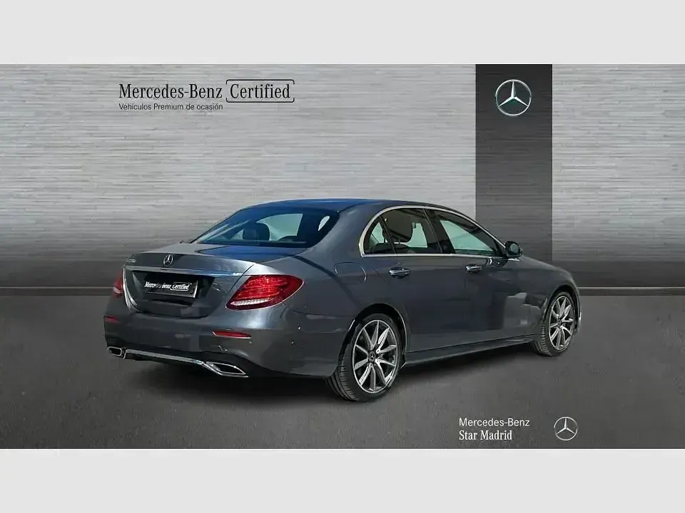 Usado Mercedes E220 AMG line 194 CV (142 kW) 2020 Gris Berlina
