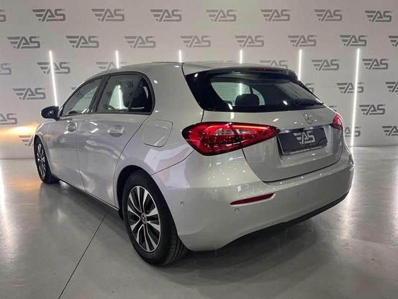 Usado Mercedes A180 116 CV (85 kW) 2020 Gris Utilitario