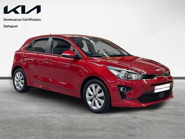 Usado Kia Rio 100 CV (73 kW) 2022 Rojo Berlina