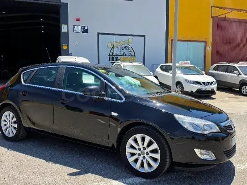 Usado Opel Astra Cosmo 125 CV (91 kW) 2011 Negro Berlina