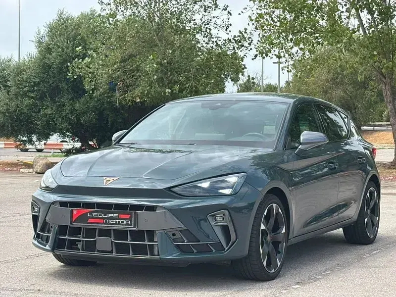 Usado Cupra Leon 150 CV (110 kW) 2024 Gris / plata Berlina