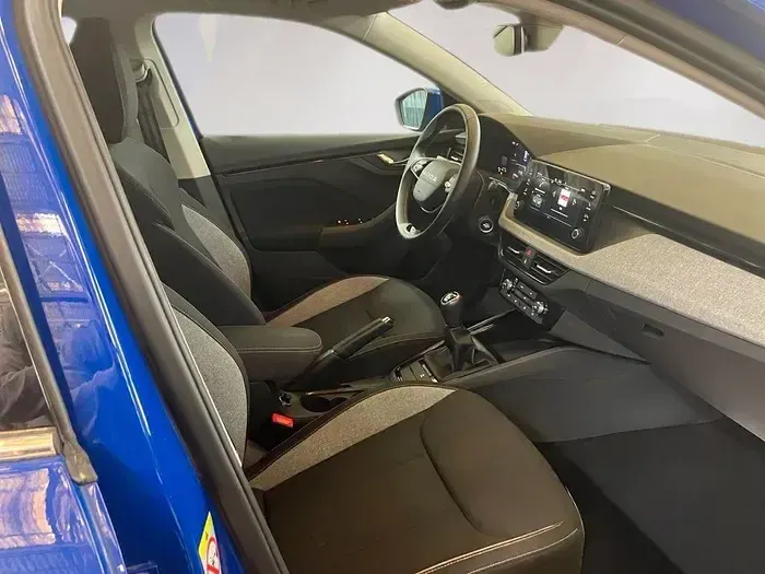 Usado Skoda Scala Selection 115 CV (84 kW) 2025 Azul Utilitario