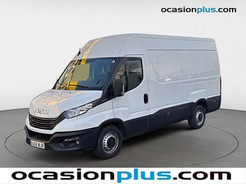 Blanco Usado 2023 Iveco Daily Berlina | 25.637 € (Buen precio) - Imagen 1/4