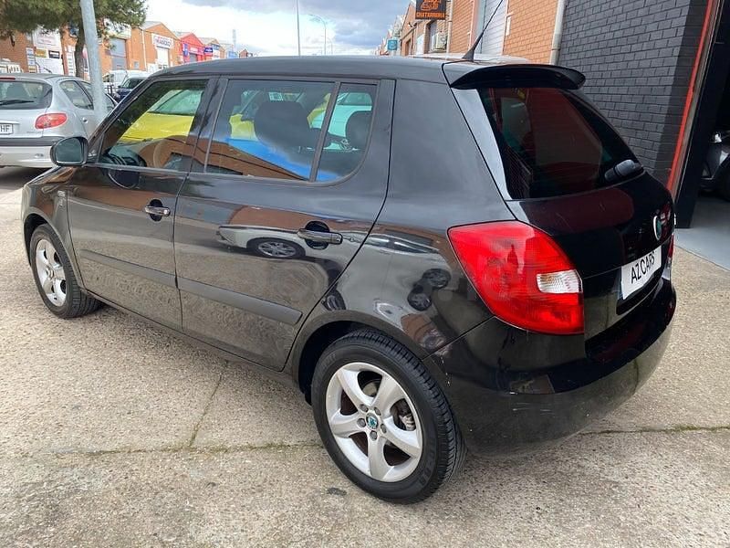 Usado Skoda Fabia Family 75 CV (55 kW) 2011 Negro Berlina