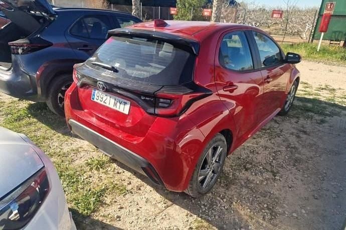 Usado Toyota Yaris Hybrid Active 116 CV (85 kW) 2025 Rojo Utilitario