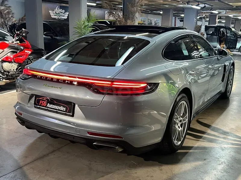 Usado Porsche Panamera 4 Executive 462 CV (339 kW) 2021 Gris / plata Berlina