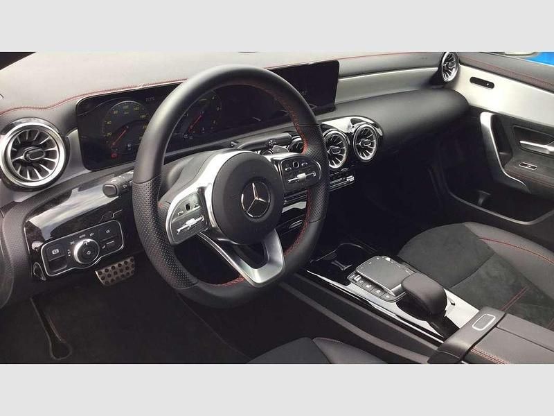 Usado Mercedes CLA200 Shooting Brake 150 CV (110 kW) 2023 Plateado Familiar