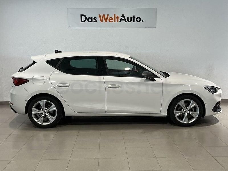 Usado Seat Leon FR 116 CV (85 kW) 2025 Blanco Berlina