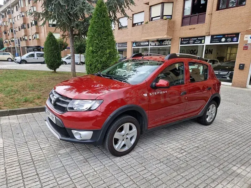 Usado Dacia Sandero Stepway 90 CV (66 kW) 2013 Granate Berlina