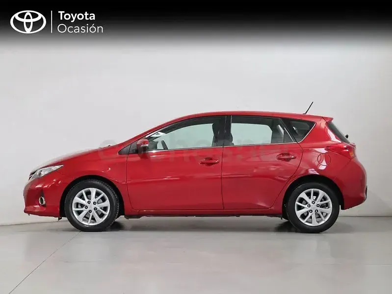 Usado Toyota Auris Active 132 CV (97 kW) 2015 Rojo Berlina