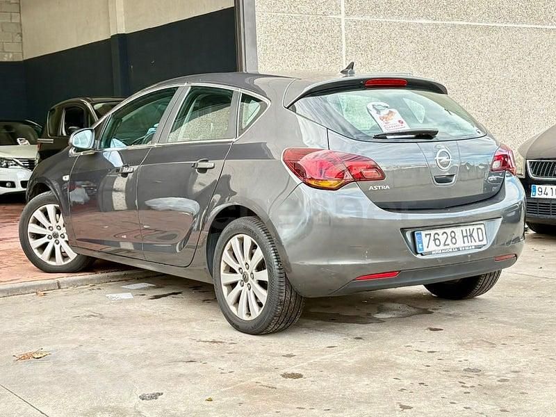 Usado Opel Astra Excellence 130 CV (95 kW) 2013 Gris / plata Berlina