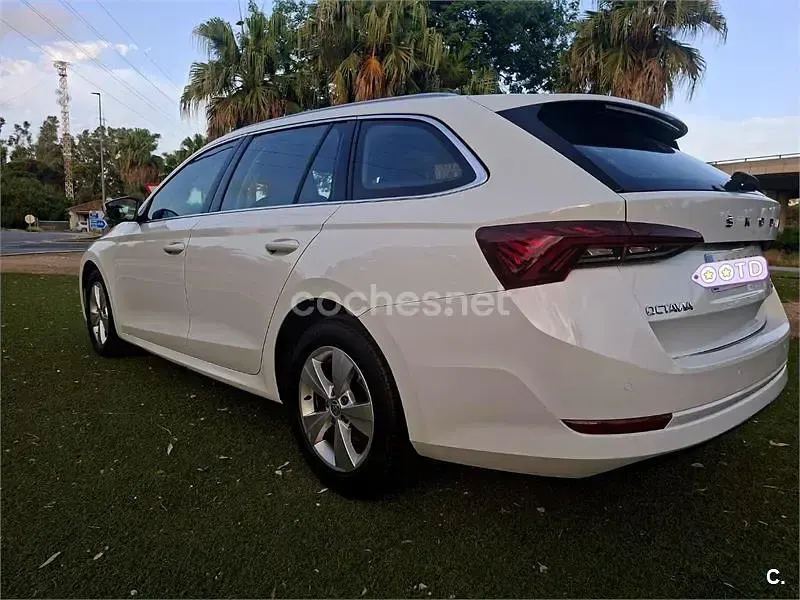 Usado Skoda Octavia 110 CV (80 kW) 2022 Blanco Familiar