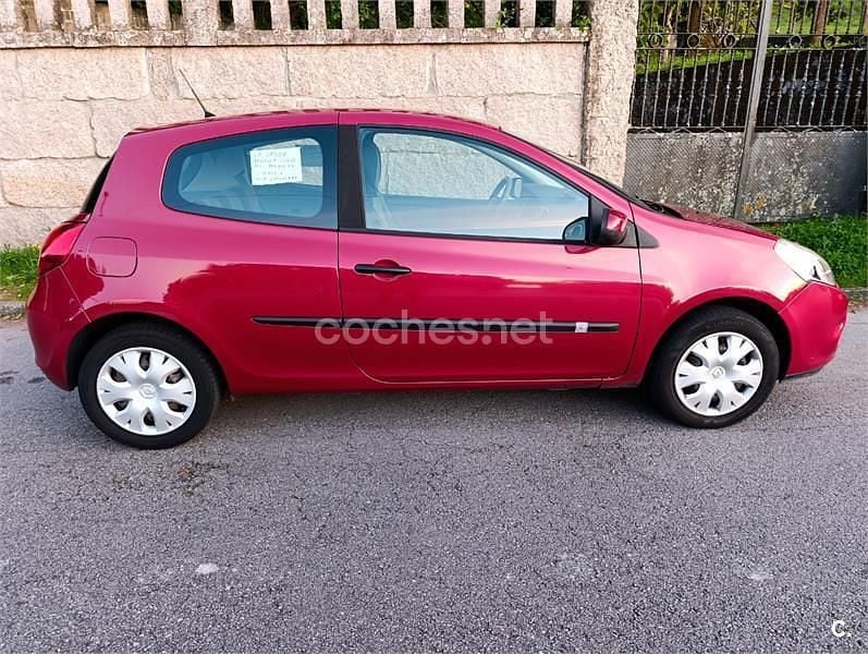 Usado Renault Clio II Authentique 75 CV (55 kW) 2010 Granate Berlina
