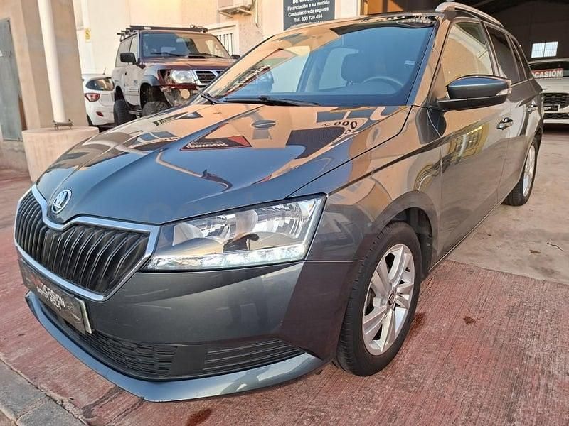 Usado Skoda Fabia Ambition 95 CV (69 kW) 2021 Gris / plata Familiar