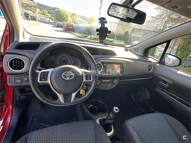 Usado Toyota Yaris Connect Style 101 CV (74 kW) 2012 Rojo Berlina